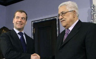 Le président palestinien Mahmoud Abbas a abordé vendredi les pourparlers israélo-palestiniens au cours d'une rencontre avec le président russe Dmitri Medvedev près de Moscou, dernière étape d'une tournée européenne.