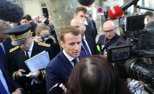 Emmanuel Macron prend un bain de foule avec les habitants de Villalier, dans l'Aude, le 22 octobre 2018.