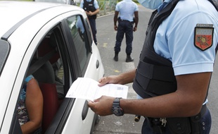 Un contrôle d'une attestation de déplacement, en Guadeloupe le 7 août 2021.
