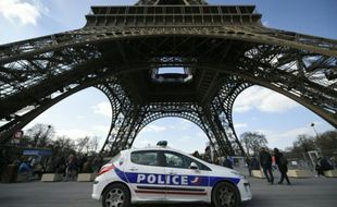 Une voiture de police devant la Tour Eiffel, le 22 mars 2016 à Paris