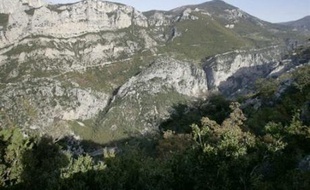 Pour la première fois, une opération grand nettoyage a été lancée dans ce site très touristique des gorges du Verdon où, depuis la mi-octobre, des "encombrants" parfois quasi centenaires --carcasses de voitures et ferrailles diverses-- sont arrachés du cours d'eau et des falaises. AFP PHOTO MICHEL GANGNE
