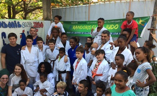 Gévrise Emane et Priscilla Gneto posent avec les enfants de la favela du Morro do Fuba
