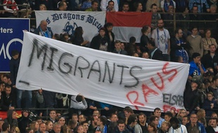Strasbourg, le 25 septembre 2015. - Une banderole contre l'accueil de migrants a été brandie pendant le derby alsacien Racing club de Strasbourg-SR Colmar en National.