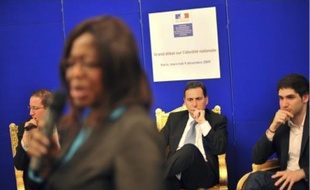 Eric Besson (au centre), le 9 décembre à Paris, lors d'un débat sur l'identité nationale.