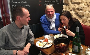 Christian Etchebest entouré de Benjamin et Nathalie à la table du personnel de la Cantine du Troquet