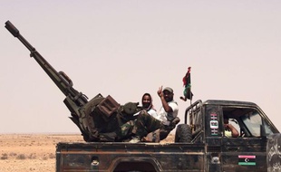 Des rebels dans le désert, près d'une base militaire de Bani Walid, en Libye, le 3 septembre 2011.