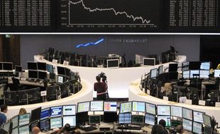 Des traders à la Bourse de Franckfort, le 4 mai 2010.