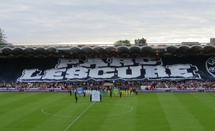Le tifo géant déployé dans Chaban-Delmas.