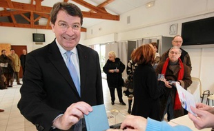 Le ministre du Travail, Xavier Darcos, candidat en Aquitaine a voté au Pyla-sur-Mer.