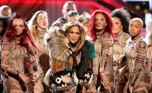 . J-Lo était sur scène pour un medley des plus gros titres de l’année entourée d’une dizaine de danseurs tous vêtus d’une combinaison des plus moulées.