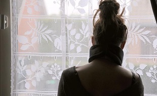 La jeune fille de 20 ans, qui a survécu à une agression violente en simulant la mort après avoir reçu 15 coups de couteau dans un parc de Denain, à son domicile où elle est en convalescence, le 18 février 2011 à Bouchain.