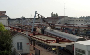 Le train accidenté en gare de Brétigny-sur-Orge (Essonne), le 12 juillet 2013.