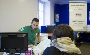 Illustration : un employé de la LMDE renseigne une étudiante.