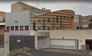 La mère d'un ado 11 ans convoquée pour un problème de comportement de son fils a mordu le principal du collège Guy-de-Maupassant à Houilles (Yvelines). (Illustration)