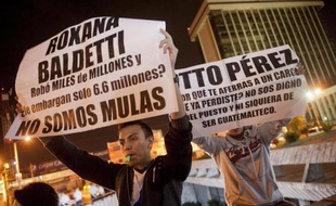 Plusieurs milliers de manifestants défilent le 30 mai 2015 devant le palais de justice de Guatemala pour réclamer la démission du président Otto Pérez