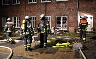 Des pompiers sur les lieux de l'incendie du quotidien allemand à Hambourg le 11 janvier 2015