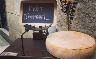 L'authentique brézière est fournie avec la demi-meule de raclette.