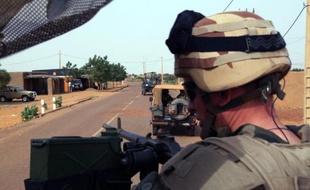Un soldat français de l'opération Serval le 16 octobre 2013 dans les environnements de Gao au Mali