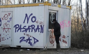 e maire de Roybon, Serge Perraud, devant une barraque érigée par les opposants au projet de Centers Parcs, le 23 décembre 2014 dans la forêt Chambaran