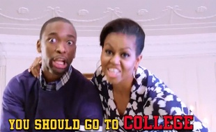 Capture d'écran de la vidéo montrant Michelle Obama rapper pour inciter les jeunes à aller à l'université.