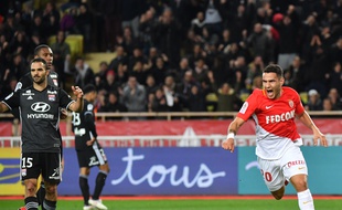 Rony Lopes savoure son but décisif devant les défenseurs lyonnais Jérémy Morel, Marcelo et Kenny Tete, tous abattus dimanche.