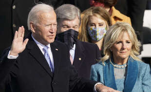 Joe Biden prêtant serment sur la Bible lors de son investiture comme 46e président des Etats-Unis, à Washington le 20 janvier 2020.