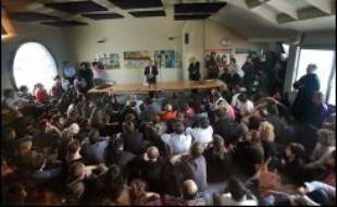 Dans une salle au départ bondée, mais qui s'est progressivement vidée, Laurent Joffrin a exposé son plan et répondu aux questions de salariés de Libération pendant deux heures et demi.
