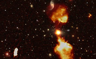 Au centre de l'image, le point blanc correspond à un trou noir supermassif au centre d'une galaxie éloignée.
