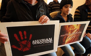 Des chrétiens assyriens venus d'Irak et de Syrie, réfugiés au Liban, prient le 26 février 2015 pour les 220 assyriens enlevés par Daesh.