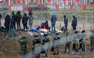 Des milliers de migrants acheminés par Minsk sont bloqués à la frontière polonaise et empêchés de faire demi-tour.