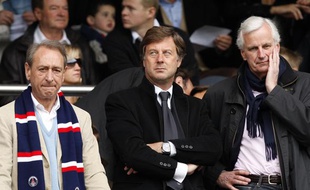 L’actionnaire du PSG Sébastien Bazin, entouré du maire de Paris Bertrand Delanoë (à gauche) et du ministre de l’Agriculture Michel Barnier (à droite), lors d'une rencontre de Ligue 1 au Parc des Princes, le 4 mai 2009.