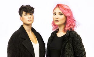 Cláudia Pascoal (à dr.), représentante du Portugal à l'Eurovision 2018 avec «O Jardim», une chanson composée par Isaura (à g.).