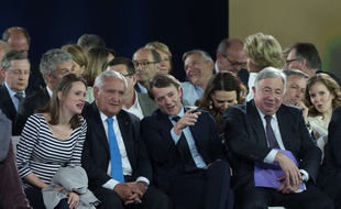 Madeleine de Jessey (à gauche), vice-présidente de Sens Commun, aux côtés de Jean-Pierre Raffarin, François Baroin et Gérard Larcher au meeting de François Fillon à Paris le 9 avril 2017.