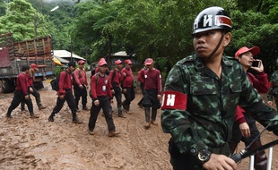 Des secouristes en Thaïlande à la recherche de douze enfants coincés dans une grotte.