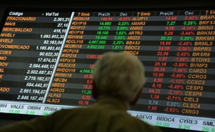 Un homme regarde les tableaux boursiers à Sao Paulo au Brésil, le 22 septembre 2015