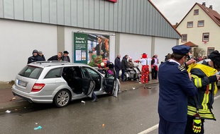 Une voiture a foncé dans la foule lors d'un défilé de carnaval, à Volksmarsen, en Allemagne, le 24 février 2020.
