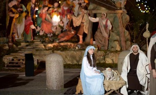 Une crèche napolitaine géante figurant la naissance de Jésus à Bethléem a été inaugurée mardi sur la place Saint-Pierre à Rome et une lumière pour la paix allumée au nom du pape François, marquant le début des festivités de Noël au Vatican.