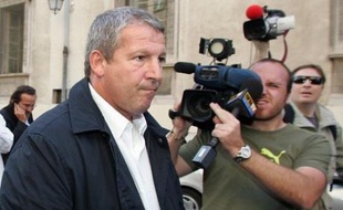 La cour d'appel d'Aix-en-Provence a revu à la baisse mercredi les condamnations dans l'affaire des transferts suspects de l'Olympique de Marseille entre 1997 et 1999, condamnant l'ancien entraîneur Rolland Courbis à deux ans de prison ferme et l'actionnaire principal Robert Louis-Dreyfus à dix mois de prison avec sursis.