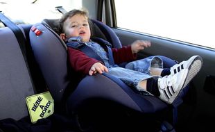 Photo d'illustration d'un enfant dans une voiture.