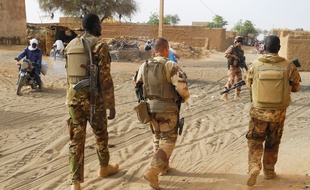 Des militaires maliens et français, au Mali le 21 mars 2019.