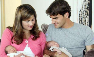 Le tennisman suisse Roger Federer et sa femme Mirka Vavrinec, accompagnés de leurs jumelles, le 7 août 2009.