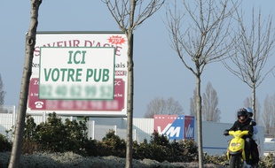 Panneaux publicitaires aux abords de Nantes.