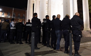 Environ 100 policiers ont manifesté leur ras-le-bol à Toulouse, dans la nuit du 19 au 20 octobre 2016.