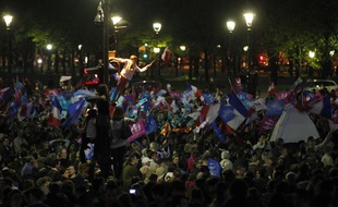 Des anti «Mariage pour tous» rassemblés aux Invalides après le vote de la loi à l'Assemblée Nationale à Paris, le 23 avril 2013.
