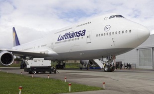 Lufthansa a annoncé mercredi avoir reçu livraison de son premier avion Boeing de modèle 747-8 Intercontinental, à la fois gros porteur et moins polluant et sera la première compagnie aérienne du monde à le mettre en service le 1er juin pour ses vols passagers.