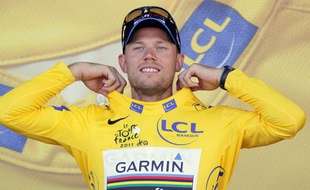 Le Norvégien Thor Hushovd, endossant le maillot jaune de leader du Tour de France, le 3 juillet 2011 aux Essarts.