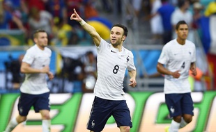Mathieu Valbuena, entouré de Mathieu Debuchy et Raphaël Varane, le 20 juin 2014 à Salvador de Bahia.