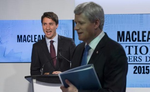 Le Premier ministre sortant Stephen Harper (d) et Justin Trudeau, chef du parti libéral après un débat télévisé, le 6 août 2015 à Toronto