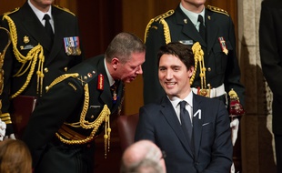 Le général Jonathan Vance et Justin Trudeau à Ottawa en 2015.