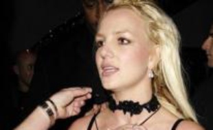 La chanteuse pop américaine Britney Spears, a quitté samedi l'hôpital de Los Angeles, où elle avait été conduite jeudi soir pour y subir des examens médicaux à la suite d'une interpellation par la police liée à la garde de ses enfants, ont indiqué des médias américains.